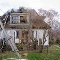 ФОТО | Для тушения пожара в жилом доме пришлось взломать крышу. Двоих отправили в больницу