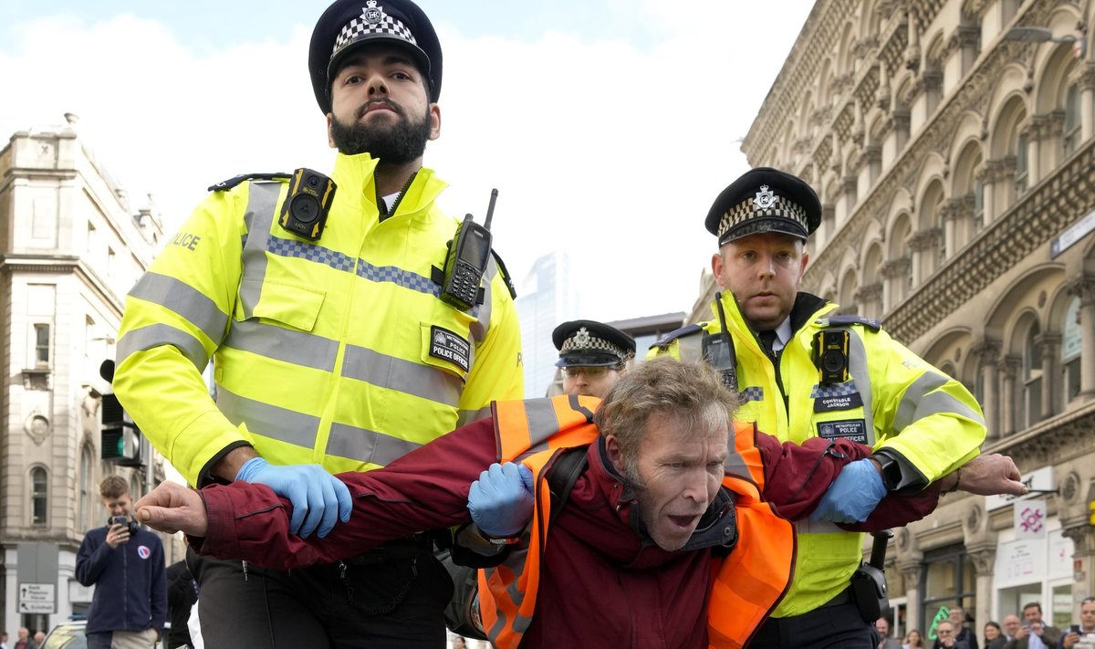 Politsei arreteerimast Just Stop Oil liikumise aktivisti, kes protestis uute fossiilkütuste projektide avamise vastu.