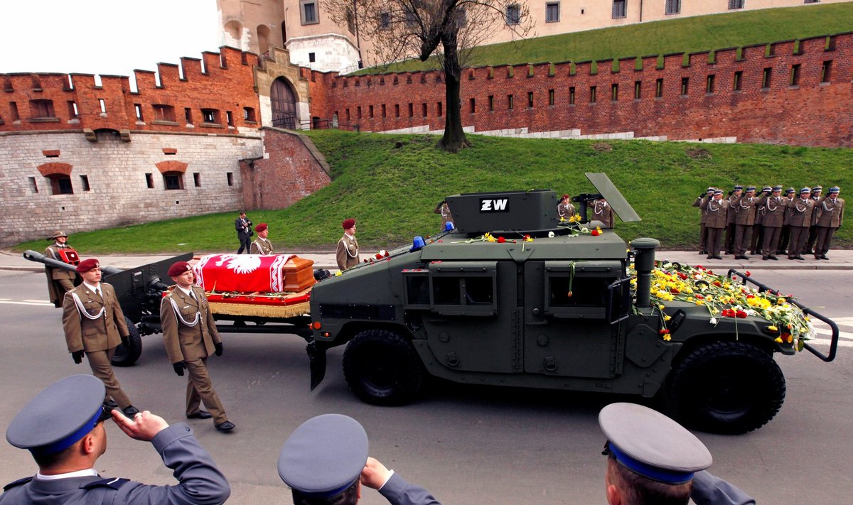 18. aprillil 2010 toimusid Krakówis Smolenski lennu-katastroofis hukkunud president Lech Kaczyński riiklikud matused. Selle esmaspäeva hilistel öötundidel teisaldati tema säilmed valitsuse uue uurimise tarbeks oma puhkepaigast.