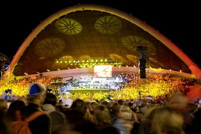 19. augusti õhtul kell 21 alanud öölaulupidu tõi Tallinna lauluväljakule kümneid tuhandeid inimesi. 