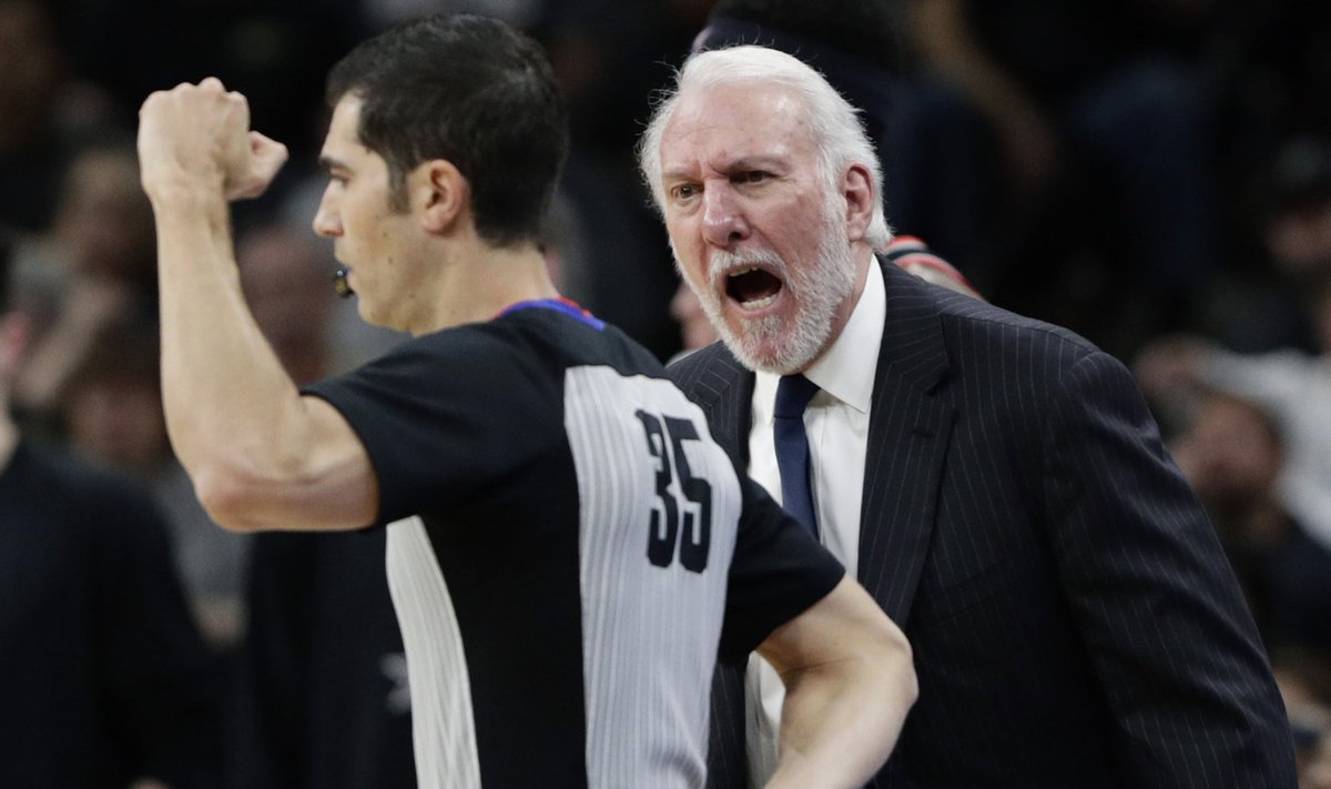 San Antonio Spursi peatreener Gregg Popovich karjumas kohtunik Steve Andersoni peale.