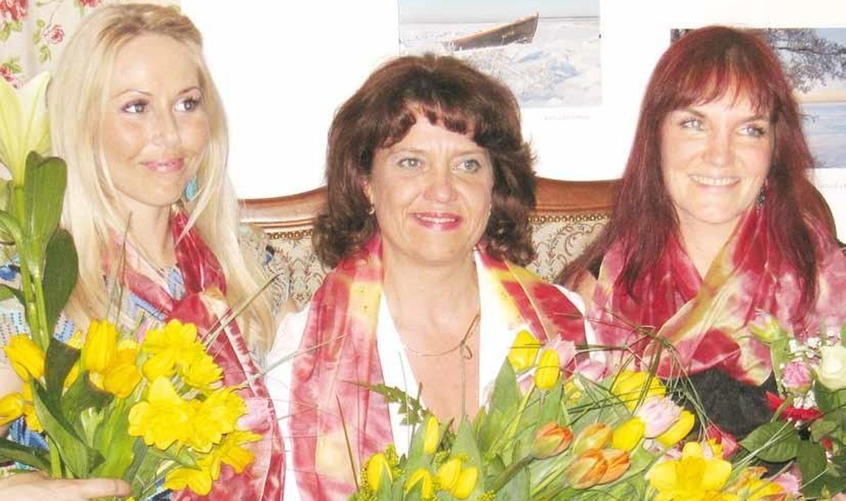 Tänavused aasta naise tiitli nominendid Annika Vaikla (vasakul) ja Jana Rebane ning keskel aasta naine 2011 Külli Talmar