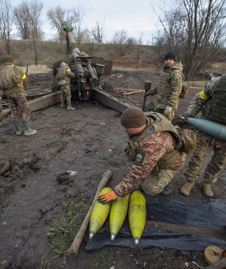 Ukraina sõjaväelased valmistavad kahurimürske ette. Foto tehtud 1. jaanuaril 2023 Donetskis.
