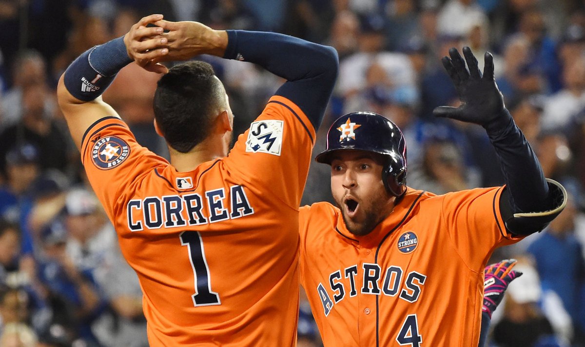 Houston Astrose mängijad George Springer (nr 4) ja Carlos Correa (nr 1) 2017. aastal.