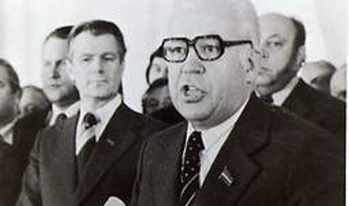 1988 - EKP keskkomitee I sekretär Karl Vaino, Eesti NSV ministrite nõukogu esimees Bruno Saul. Rauno Volmer