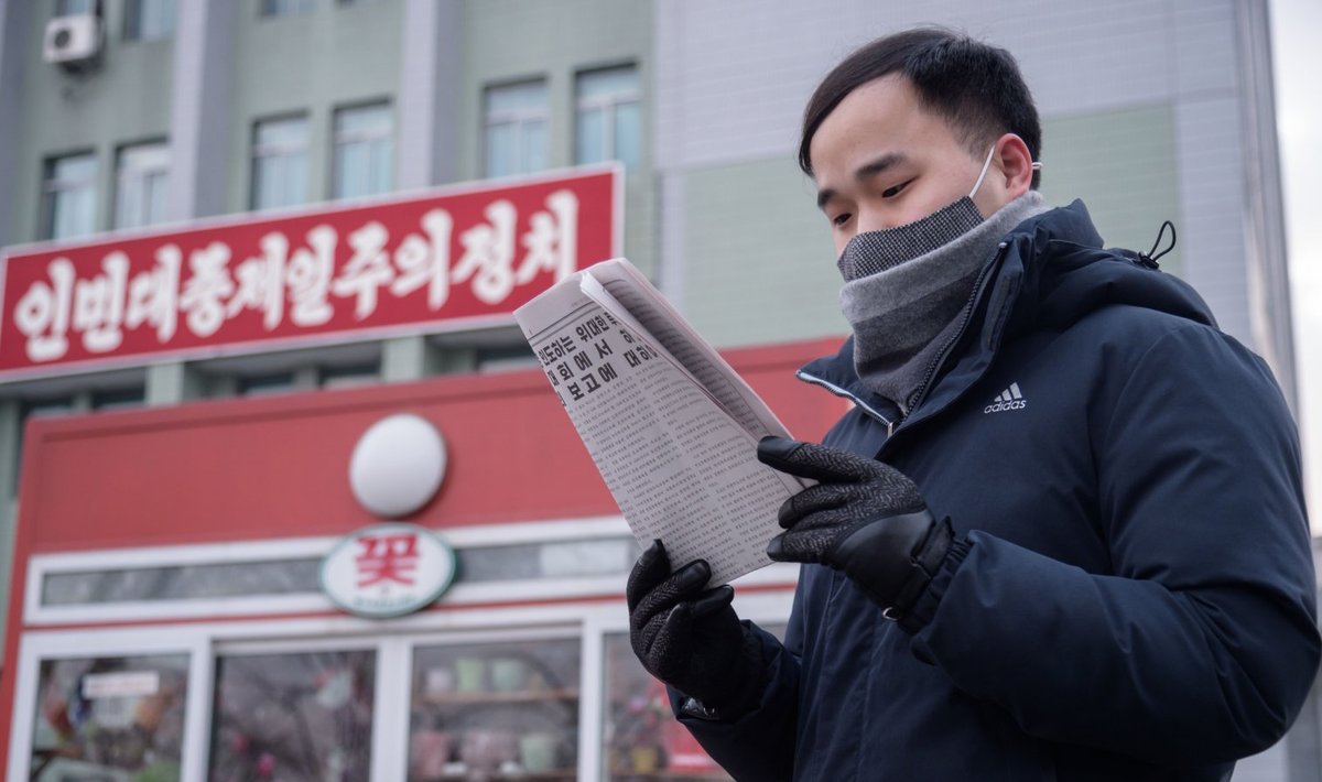 Illustratiivsel eesmärgil: mees Põhja-Korea pealinna Pyongyang'i tänaval ajalehest Kim Jong-uni tähtsaid sõnu lugemas (foto: AFP / Scanpix)