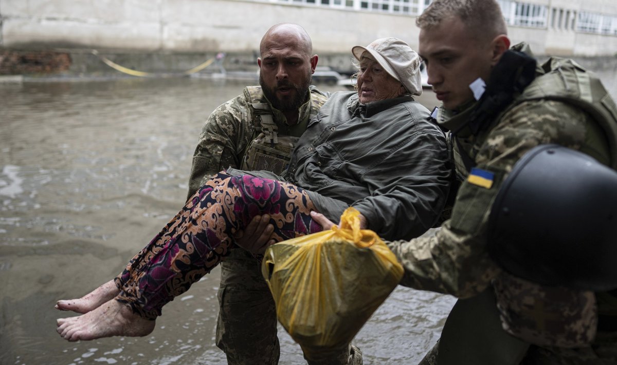 ÜLEUJUTUS JA HÄVITUSTÖÖ: Ukraina sõjaväelased aitamas pühapäeval Hersoni oblasti vigastatud elanikku, kes sattus Vene poole tule alla, kui põgenes paadiga okupeeritud vastaskaldalt.