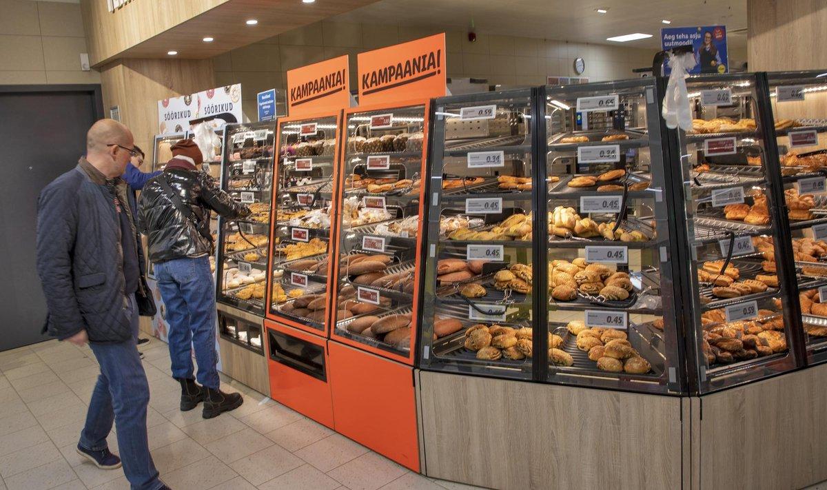 Прилавок хлебобулочных изделий в таллинском магазине Lidl