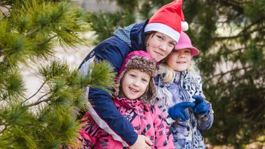 Jõuluaja suur dilemma lapsevanemate seas: kas jõulumaagia tekitamiseks peab ilmtingimata luiskama või saab ka ilma? 