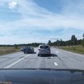 VIDEO: Uskumatud kaadrid! Läänemaal põhjustas juht liikluseeskirja rikkudes üliohtlikke olukordi, õnnetus oli vaid sentimeetrite küsimus