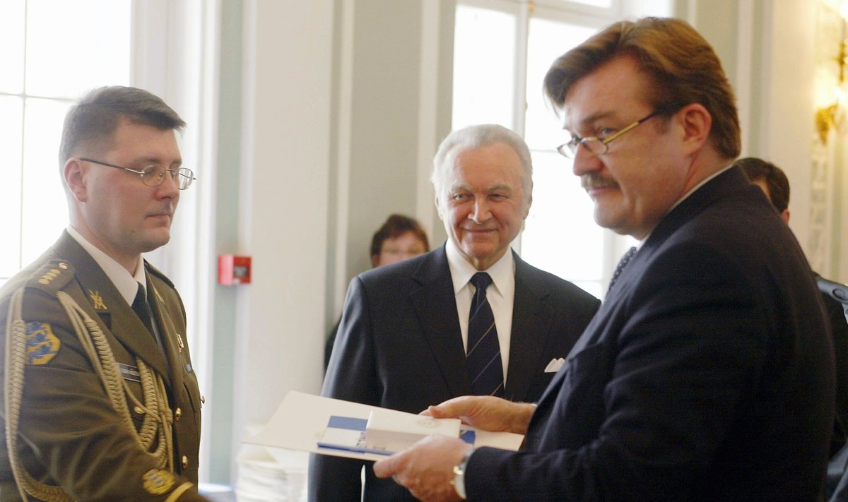 Президент Эстонии Арнольд Рюйтель в 2004 году наградил российского журналиста Евгения Киселева орденом Крест Маарьмаа 4-го класса