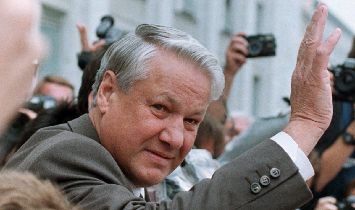 Jeltsin riigipöörde vastu seisnud rahva keskel. 