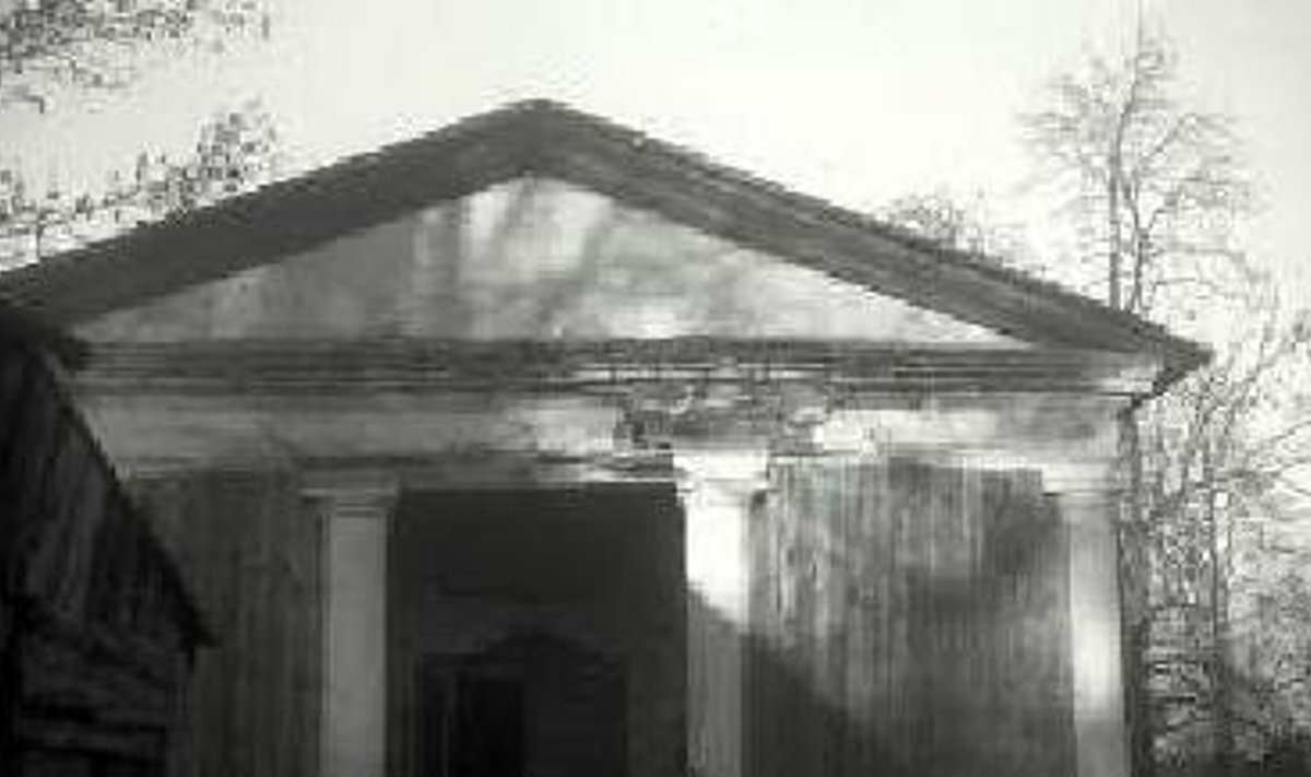 Tänaseks kadunud Väätsa mõisa sepikoja sammaskäik 1942. aastal Armin Tuulse fotol. Umbes samal kohal asub praegu perekond Väärtmaa kõrvalhoone