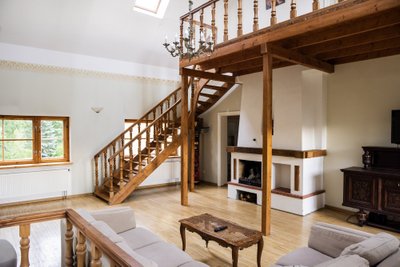 KOLMANDALE KORRUSELE ehk katusealusesse viib trepp elutoast. Uksest elutoas saab edasi veel kolme väiksemasse tuppa.