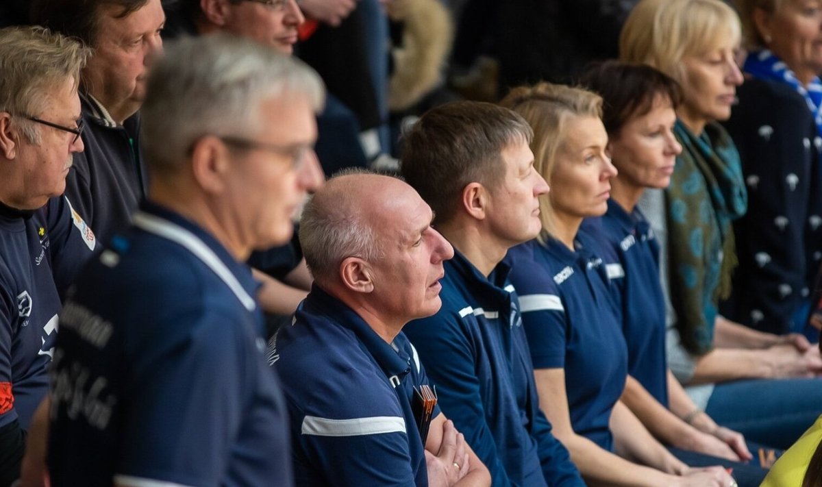 Saaremaa võrkpalliklubi kodumängul istuvad kõrvuti klubi endine president Toivo Alt (vasakul) ja praegune president Ivar Alt.