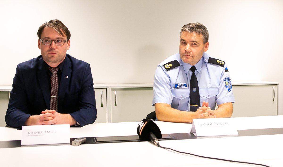 Prokurör Rainer Amur ja Saaremaa politseijaoskonna juht Rainer Antsaar Kuressaares pressikonverentsil