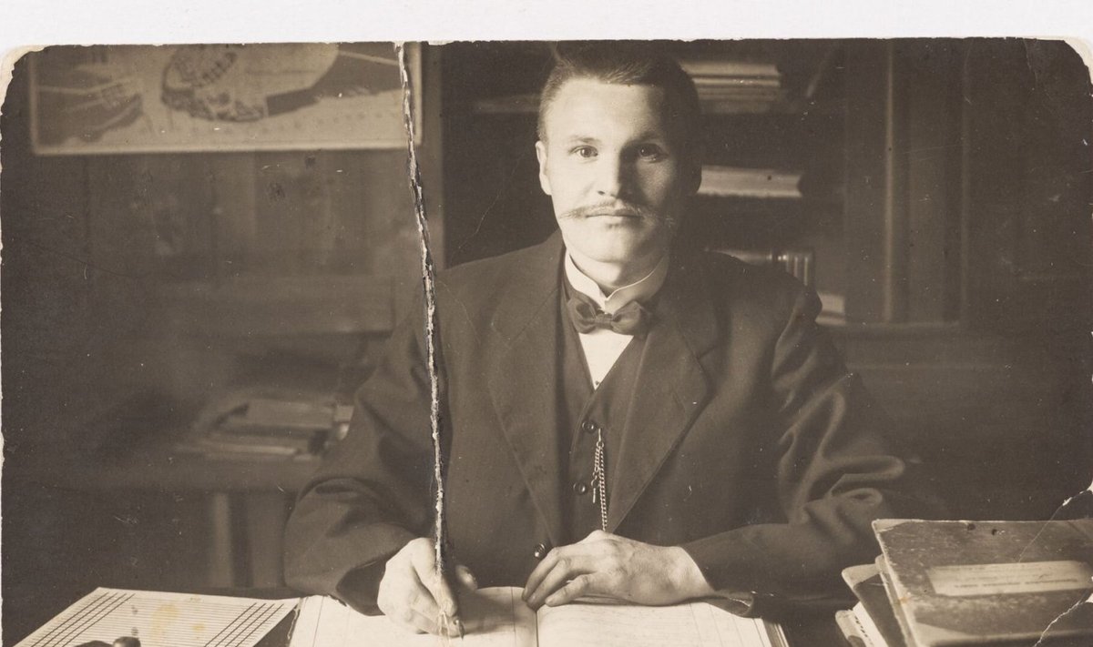 Põhja-Pärnumaal asunud Halinga valla kirjutaja Hans Nurk 1916. aastal töölaua taga (foto: Eesti Rahva Muuseum)