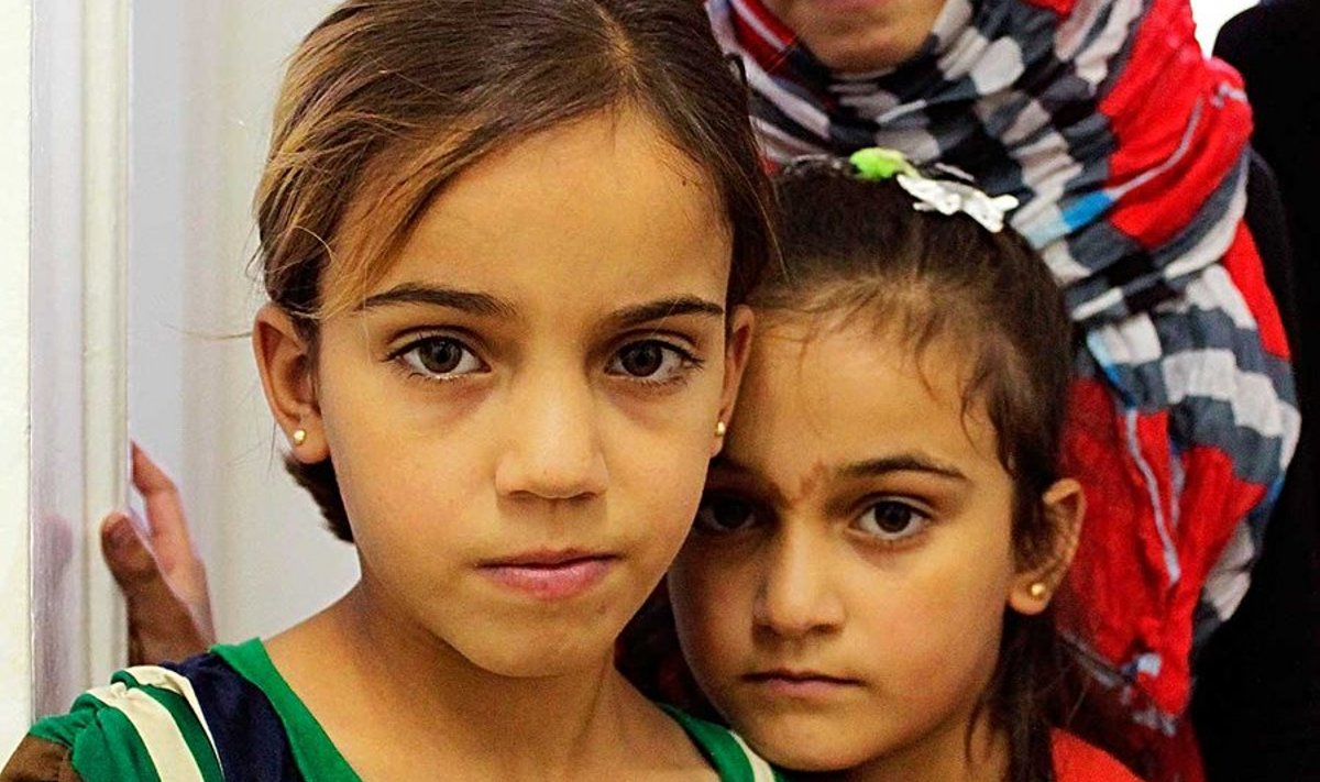 Sõja lapsed, kalašnikovi kuuliaugud kehas: Vasakul seisab Alda (3 kuuliarmi), tema kõrval Aisha (1 kuuliarm), nende selja taga Rukaya (4 kuuliarmi). ÜRO andmeil on enam kui kahest miljonist riigist lahkunud sõjapõgenikust umbes pooled lapsed, kellest kolm neljandikku on alla 11aastased. 