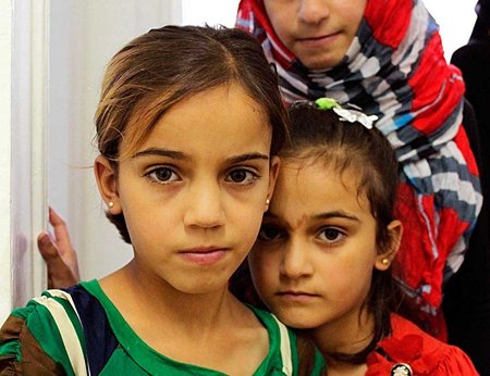 Sõja lapsed, kalašnikovi kuuliaugud kehas: Vasakul seisab Alda (3 kuuliarmi), tema kõrval Aisha (1 kuuliarm), nende selja taga Rukaya (4 kuuliarmi). ÜRO andmeil on enam kui kahest miljonist riigist lahkunud sõjapõgenikust umbes pooled lapsed, kellest kolm neljandikku on alla 11aastased. 