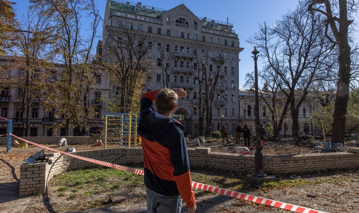 Eesti saatkonna vahetus läheduses asub rahva seas populaarne Tarass Ševtšenko park, kus on ka mänguväljak. Täna hommikul langes sinna kaks Venemaa tulistatud raketti.