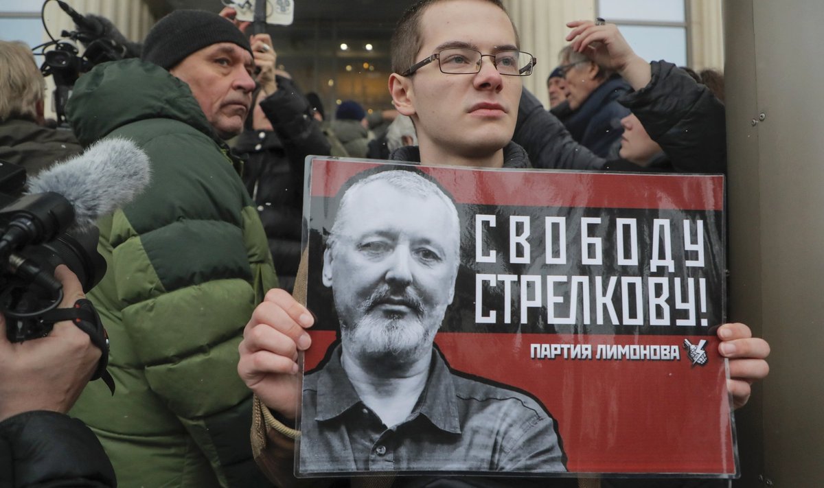 PANDI KINNI: Igor Strelkovi toetaja neljapäeval Moskva kohtumaja juures. 