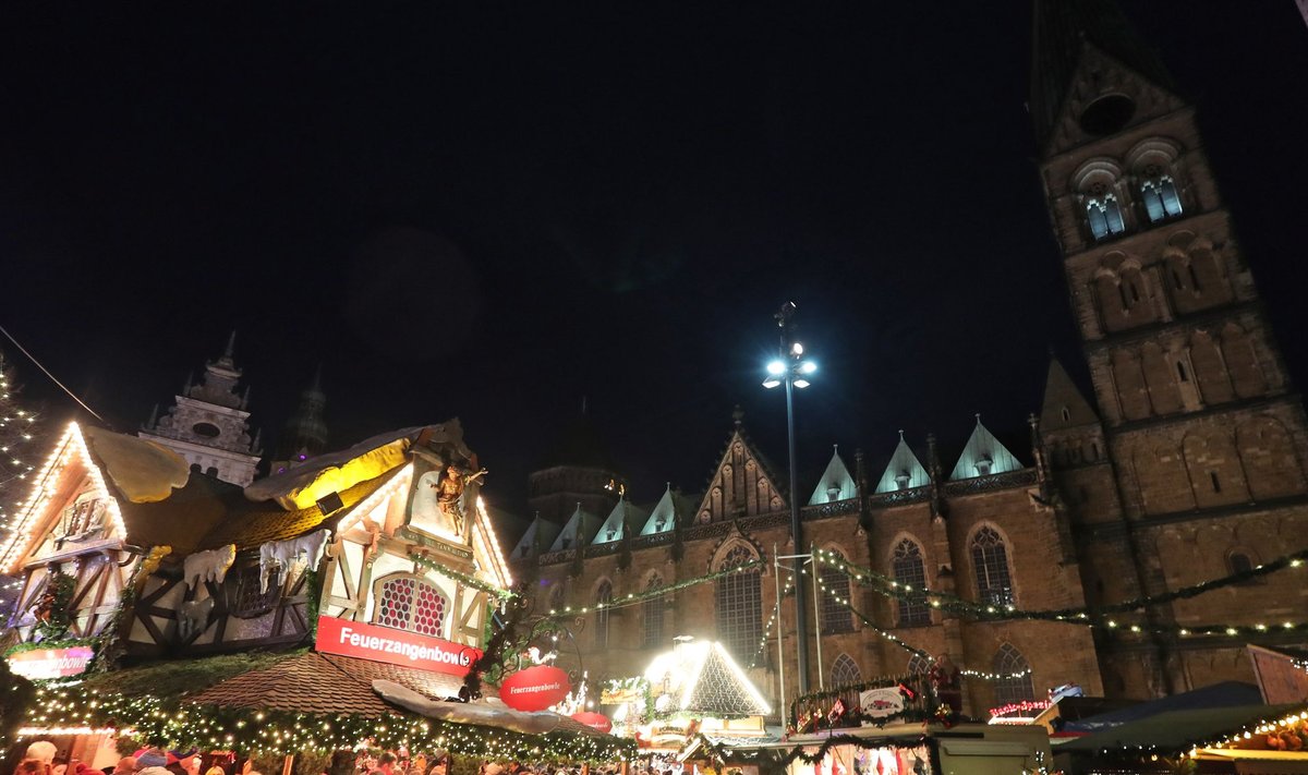 TULUS ÄRI: Mõnigi müügikoha üürinu teenib menukal Saksamaa jõuluturul kolmandiku tervest aastatulust. Pildil Bremeni jõulturg.