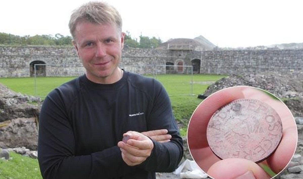 Ajaloolase Garel Püüa sõnul leitud hõbemündi taolist raha Saaremaa muuseumi kogus seni ei olnudki. Foto: Egon Ligi / Saarte Hääl