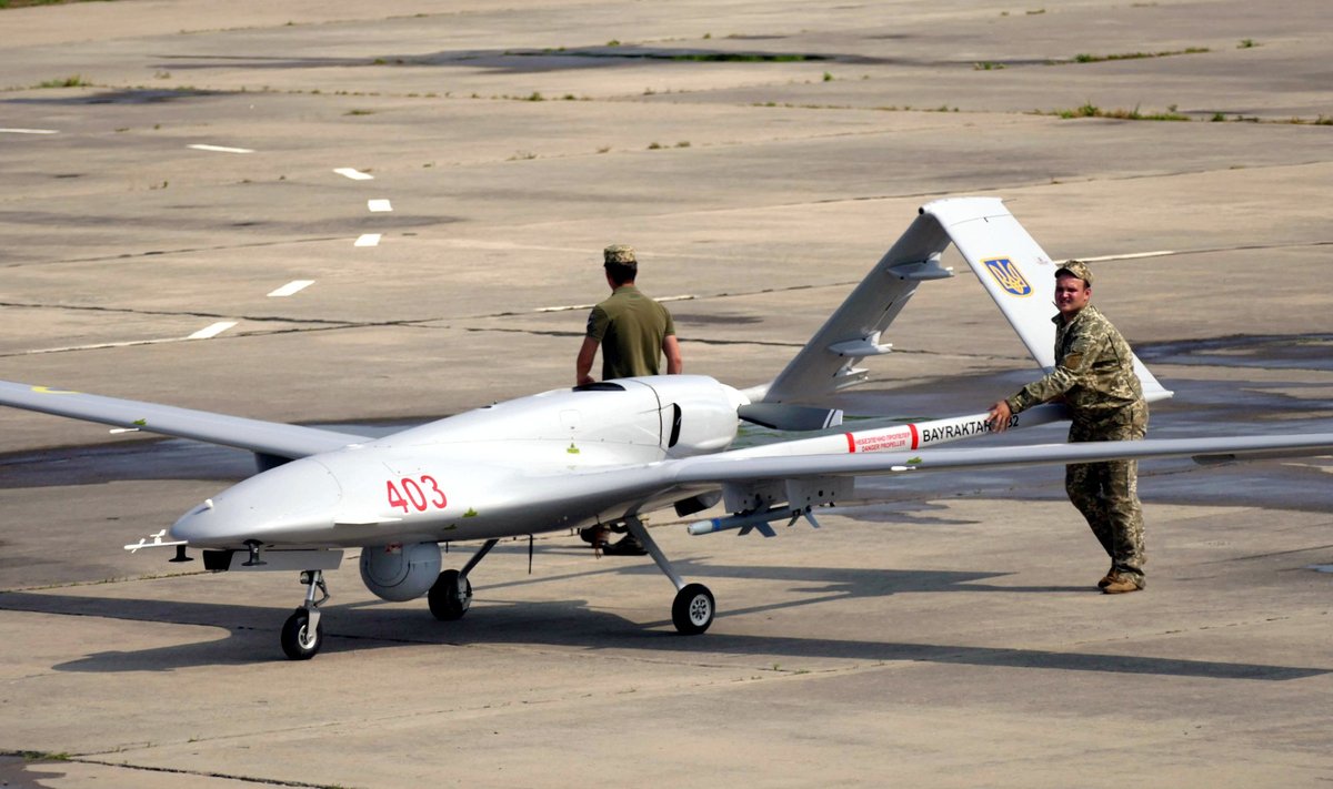 TÕHUS TÖÖRIIST: Ukraina sõjaväelased Mõkolajivi lennuväljal TB2 drooni lükkamas.