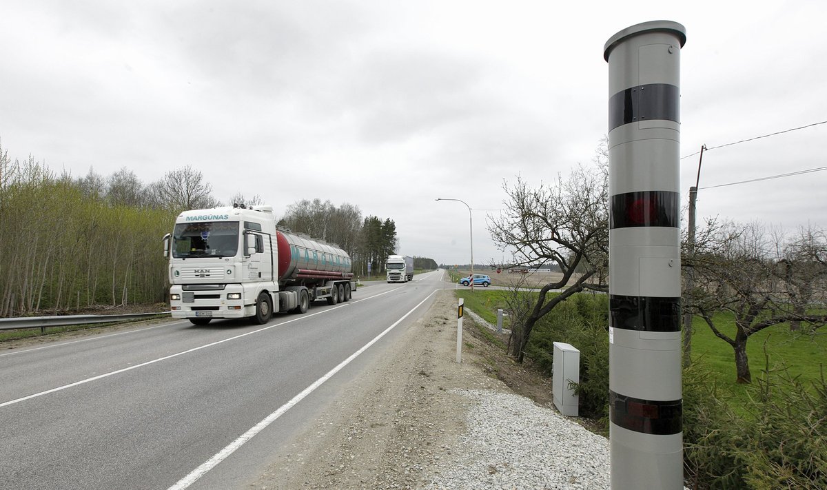 Tallinna–Pärnu–Ikla maanteele Libatsesse paigaldatud liikluskaamera mõõdab mõlemas suunas liikuvate autode sõidukiirust.