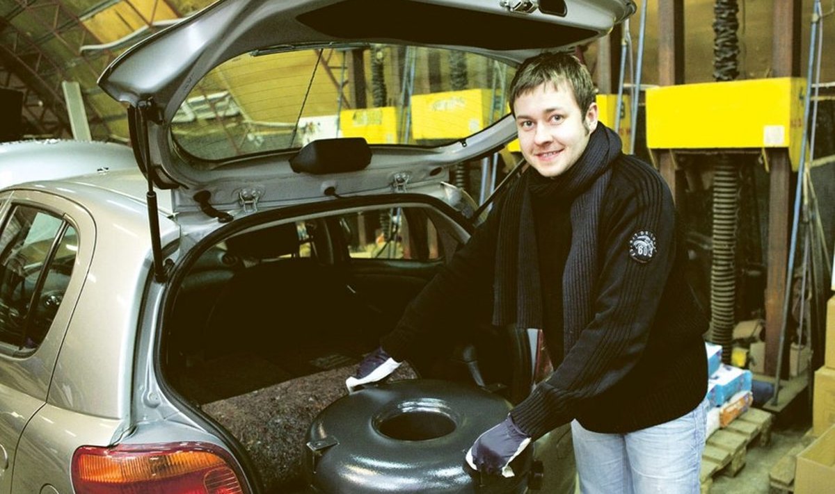 OÜ Gaznet juhatuse liige Kristjan Relvik näitab tänapäevast gaasipaaki, mis mahub ära auto tagavararatta pessa. Kütuseava saab paigutada eri kohtadesse, kuid mitte väljapoole auto gabariite.