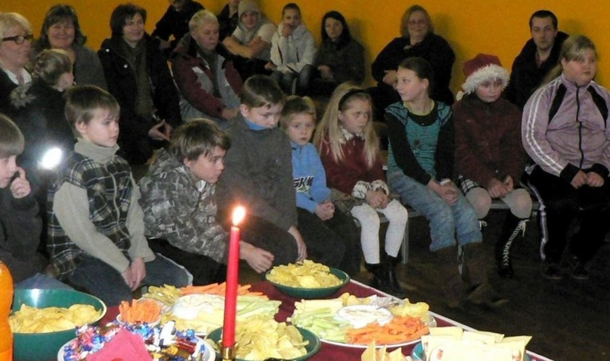 Mõisaküla noortetoa pere koos külalistega jõulupeol viilhallis. Foto: Kaja Õigus