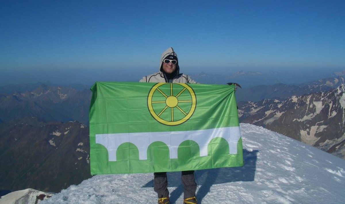 29. juulil 2011 kell 8 (kohaliku aja järgi) lehvis Märjamaa valla lipp Gruusia ühe kõrgema mäe Kazbeki tipus 5047 meetri kõrgusel