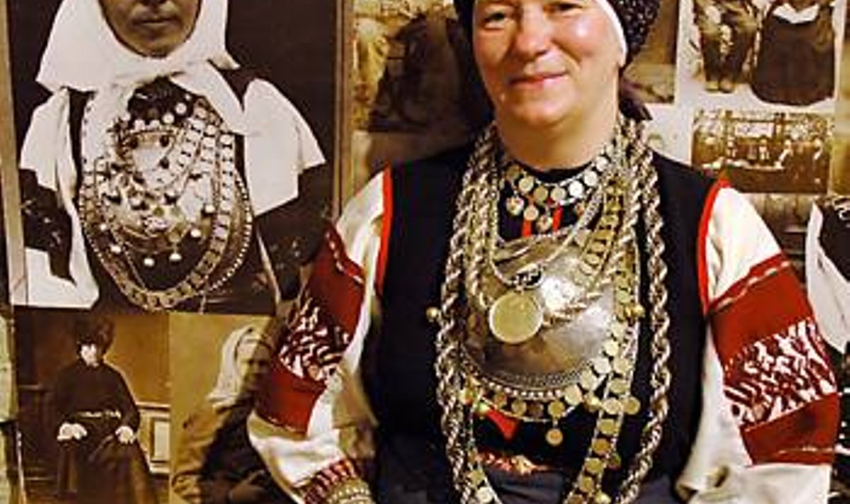 Nii sajand tagasi kui nüüd kannavad setu naised raskeid hÕbesÕlgi: Elvi Linamaa hõimlaste taustal. KADRI VIIRES
