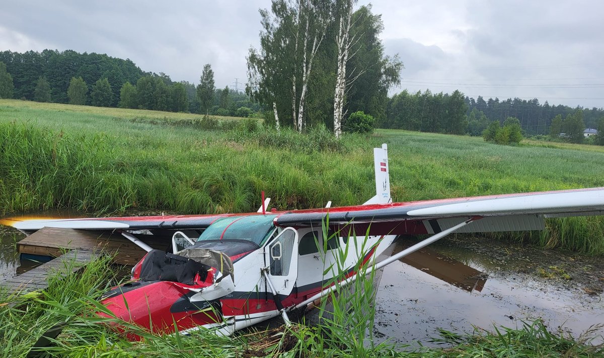 Lätis alla kukkunud väikelennuk