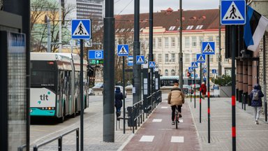 FOTOD | Kaarli puiestee rattatee külvati üle liiklusmärkidega. Pere: see oli Järvani tööõnnetus, need koristatakse ära 