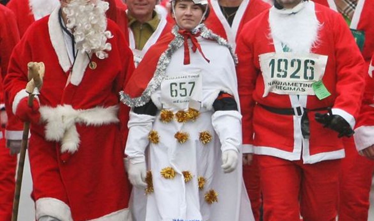 LEEDU: kaitseminister Juozas Olekas (paremal) marsib jõuluvanadega aasta tähtsaimal peol, Uue Aasta maratonil 30. detsembril 2007 Vilniuses.