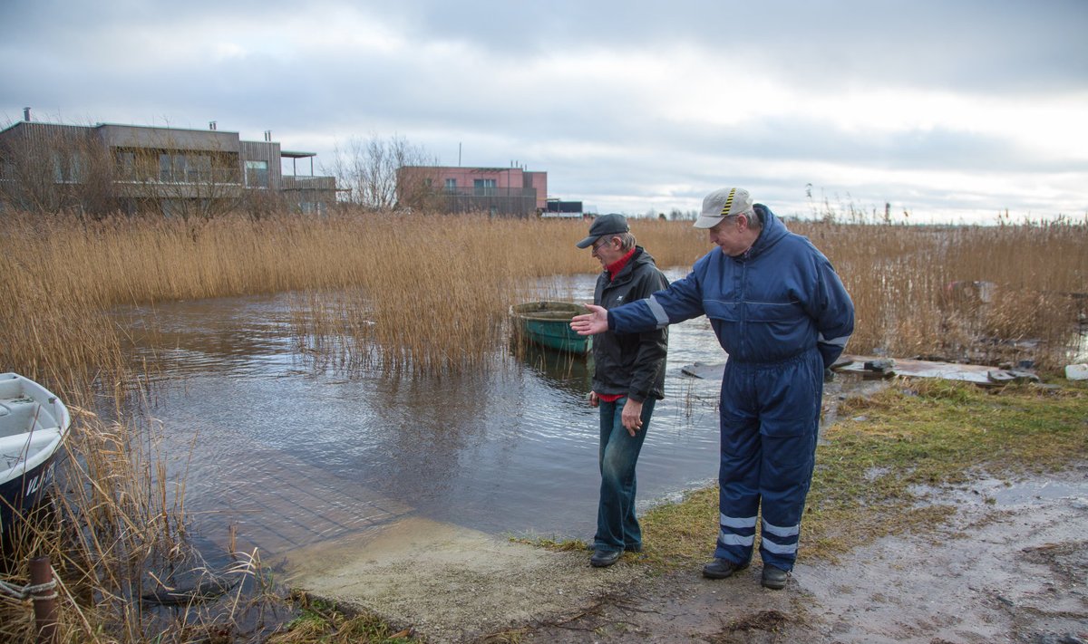 Tiit Kelder (vasakul) ja Aleksander Kutelev praegu vee alla jääva paadisilla juures, mille materjal läks maksma kõigest 50 eurot.
