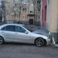LUGEJA FOTOD | Joobes juht põrutas autoga vastu Põhja-Tallinna kortermaja seina