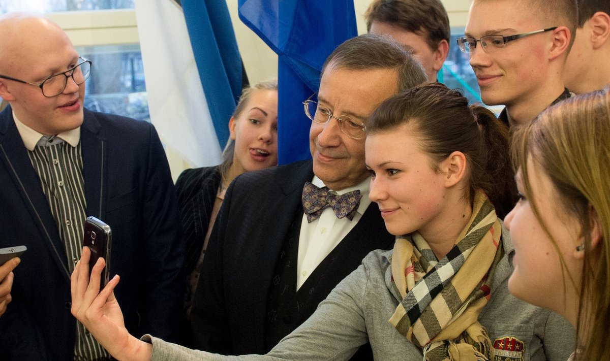 President Toomas Hendrik Ilves Kesklinna Vene gümnaasiumi õpilastega selfit tegemas