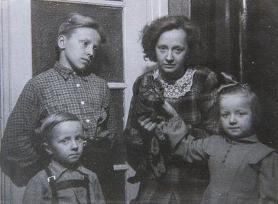 Läbi ime õnnestus Pille perel jääda Pelgulinna majja elama ka okupatsiooni ajal. Fotol on Pille vendade ja emaga.