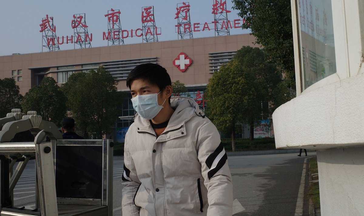 Mees Wuhani tervisekeskuse ees, kus valdav osa karantiinis olijaid on