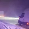 ВИДЕО | Ночь на трассе Таллинн-Нарва: из-за сильного снегопада движение было перенаправлено и регулировалось полицией