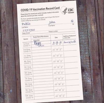 Kuvatõmmised väidetavatest tõenditest, et kaheksa koroonavaktsiini doosi saab kohustuslikuks. See on foto USA CDC vaktsineerimispassist.