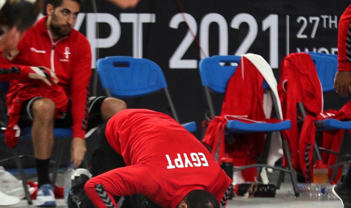 Egiptuse mängija pärast turniiri avamängu võitu palvetamas.
