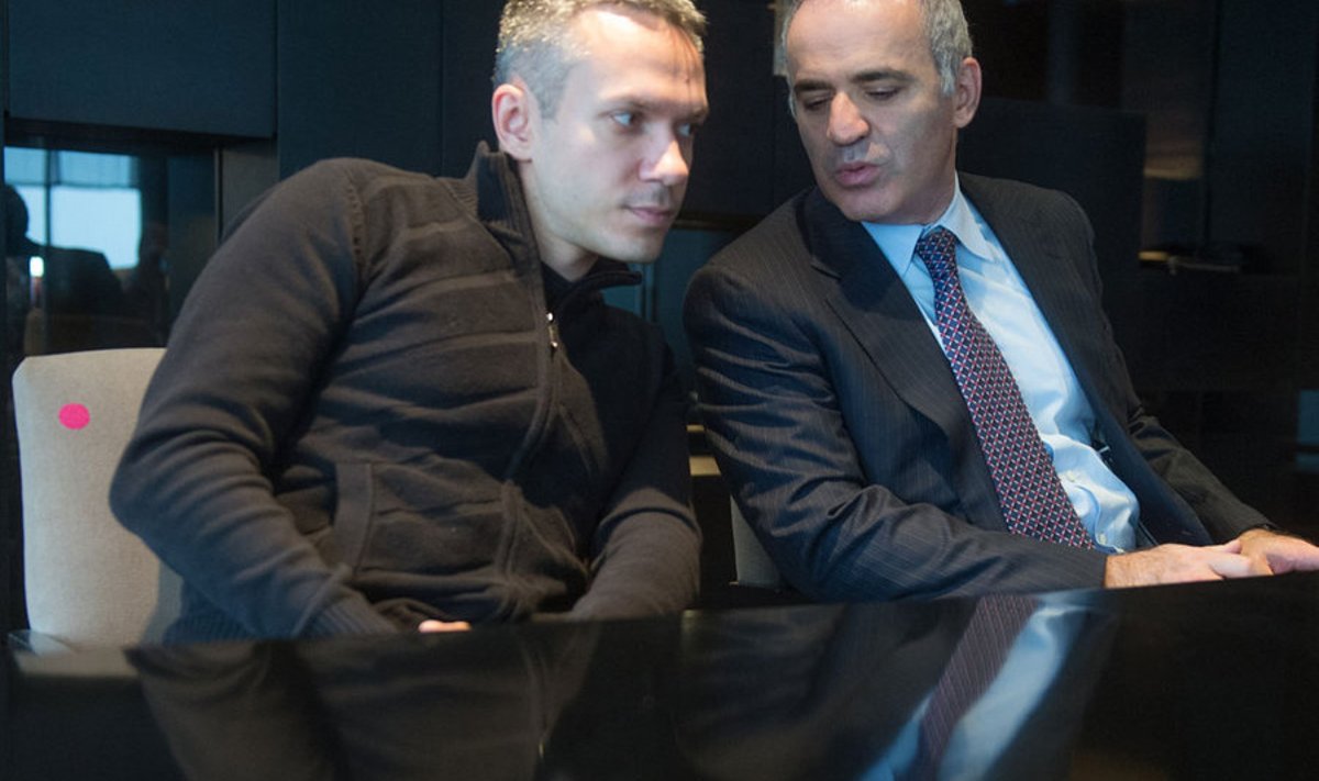 Garri Kasparov (paremal) alustas Tallinnas FIDE presidendiks pürgimist ja arutas Eesti maleliidu presidendi Andrei Korobeinikuga noorte male juurde toomise teid.