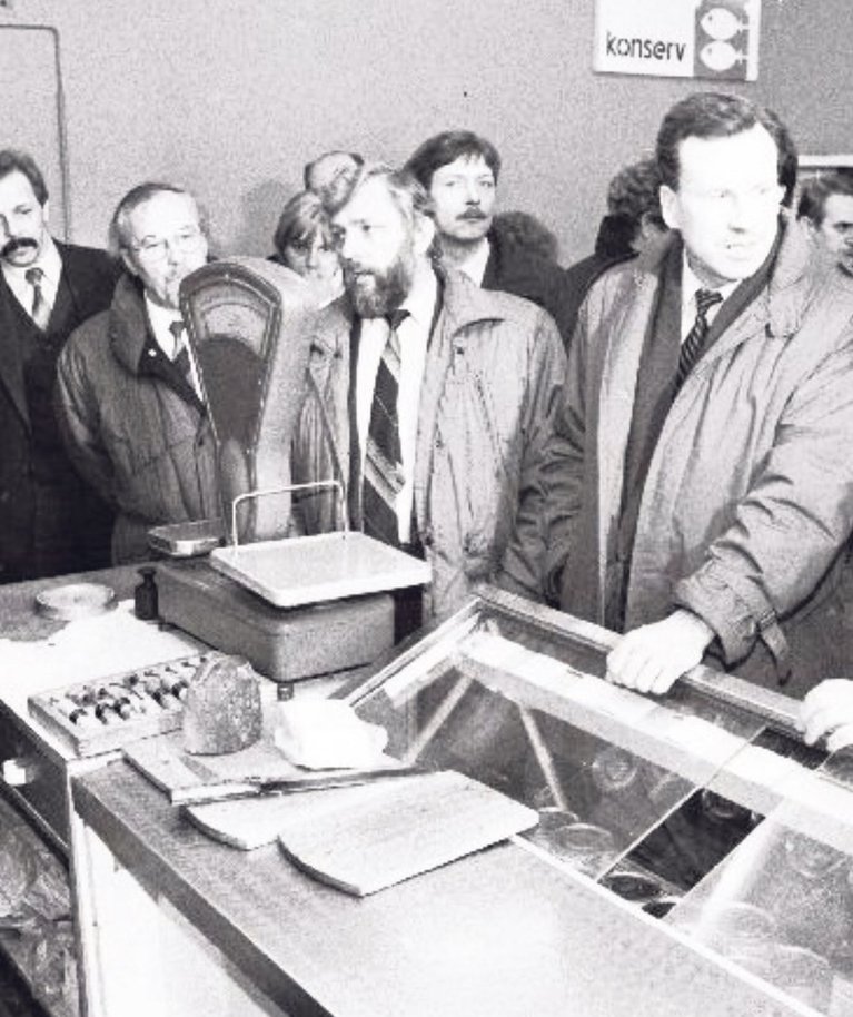 Peaminister Edgar Savisaar 1991. aasta märtsis Kabala kaupluses olukorraga tutvumas.