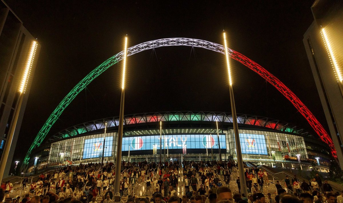 Itaalia lipu värvides Wembley staadioni kaar.
