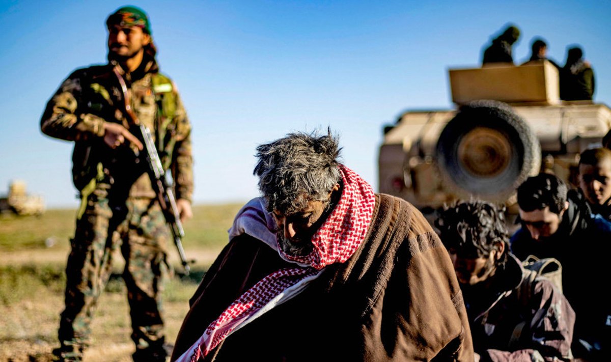 Värskelt kurdide juhitud vägede kätte vangi sattunud mehed reedel Süürias Baghouzis.