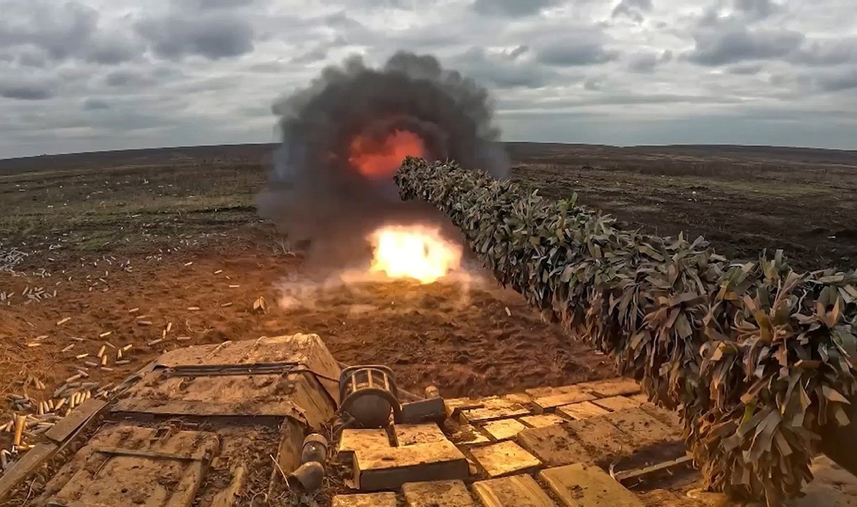 Selline näeb sõda välja Vene tankiga kaasa sõitva kaitseministeeriumi fotograafi objektiivi läbi.