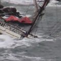 VIDEOD: Suur purjelaev läks põhja, 30 inimest pääses imekombel eluga